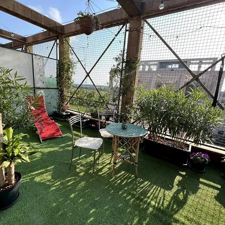 Floor With Rooftop Terrace, Quiet Area 아파트